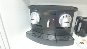 Das Herzstück der Uni: Die neue Kaffeemaschine funtkioniert - Heureka! 