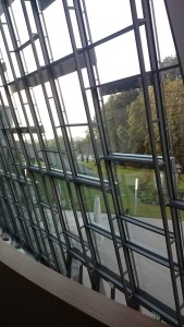 Ein Blick durch die riesige Glasfassade auf den herrlichen Park